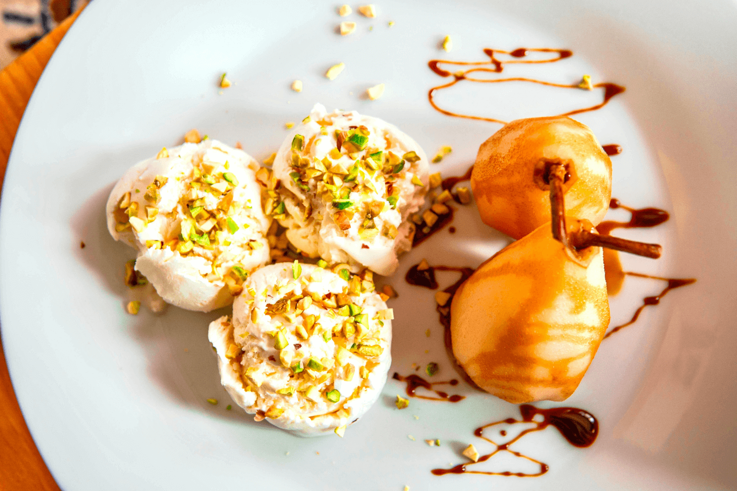 Pečené hrušky v červeném víně s vanilkovou zmrzlinou